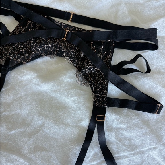 Victoria’s Secret Garter Belt - Picture 4 of 7